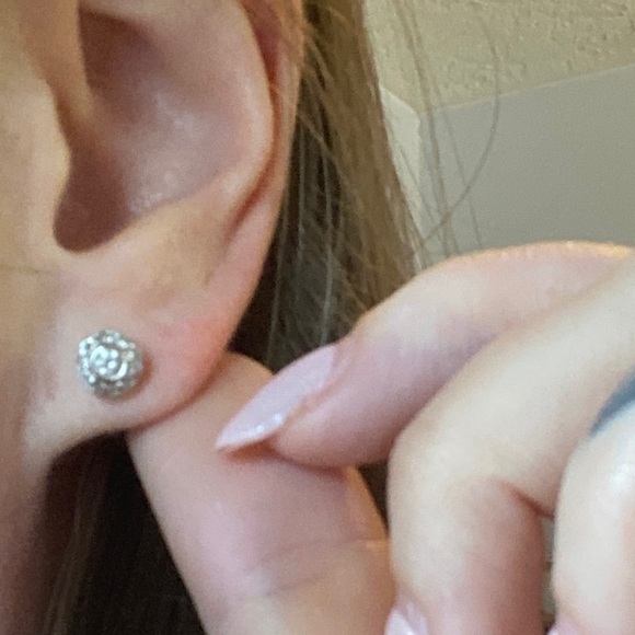 💛 Elegant 14k White Gold Diamond Halo Stud Earrings - Picture 5 of 5